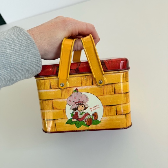 4M Cheinco Strawberry Shortcake Picnic Basket Metal Pail 1980's Vintage - Picture 3 of 5